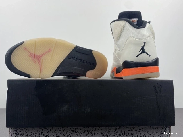 Total Jordan Orange Retro DC1060-100 5 0613